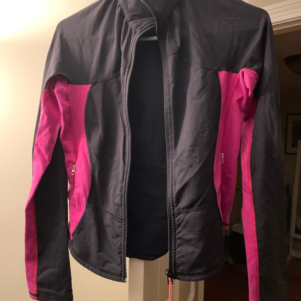 Woman’s Lululemon zip up size 6